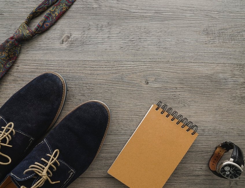 albal-chaussures-carnet-cravate-et-montre-content