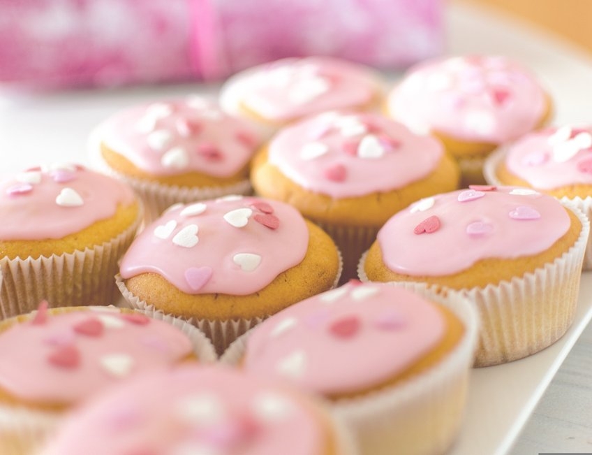 albal-cupcakes-rose-avec-coeurs-blancs-content