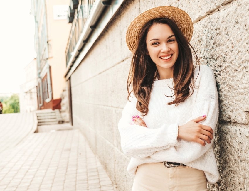 albal-femme-avec-chapeau-souriant-exterieur-content