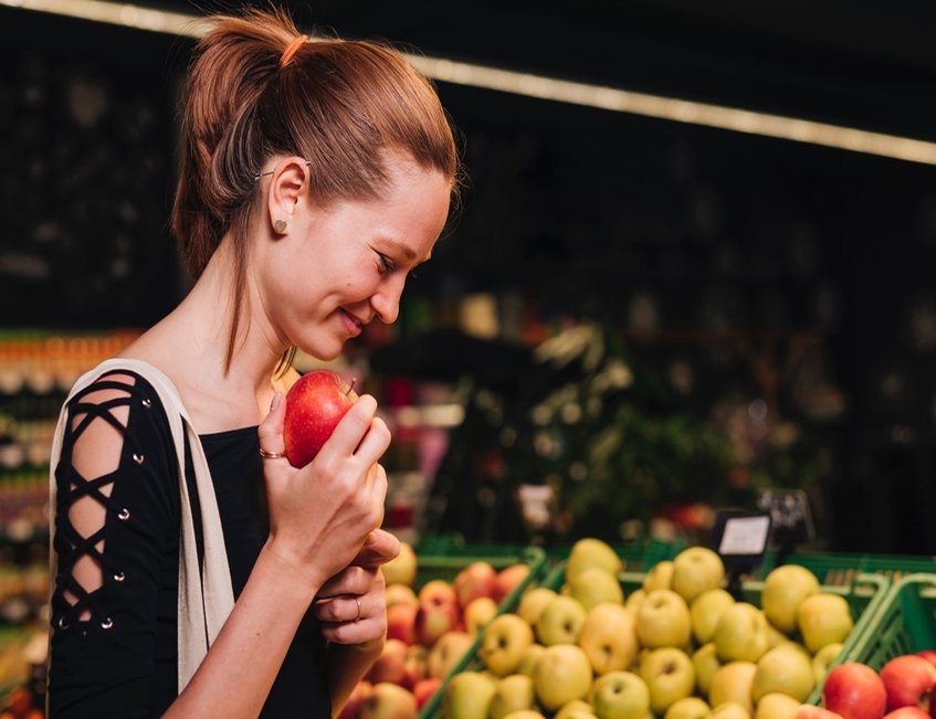 albal-femme-choisit-pomme-au-supermarche-content