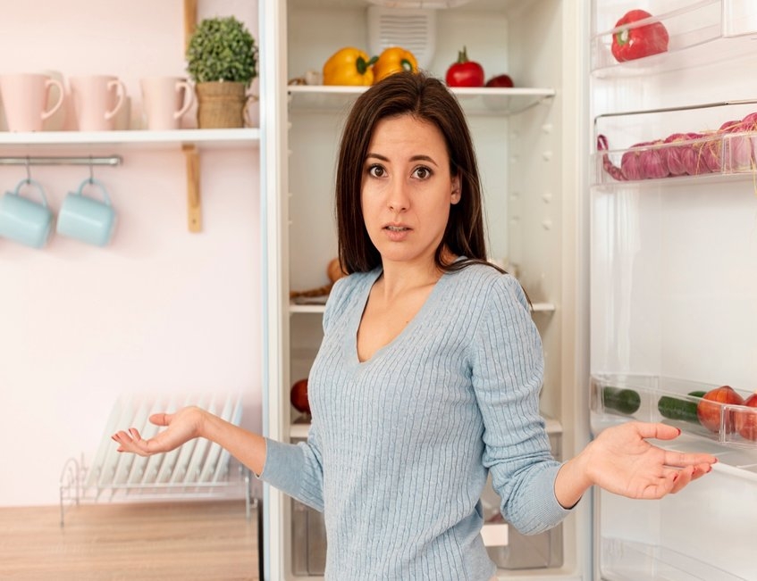 albal-femme-devant-frigo-content