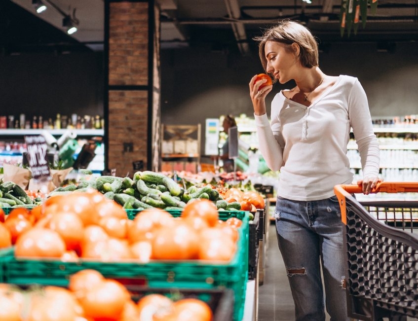 albal-femme-supermarche-content