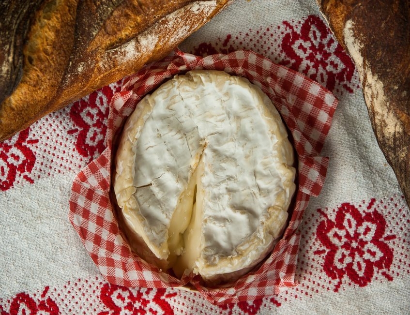 albal-fromage-camembert-sur-nappe-a-carreaux-content