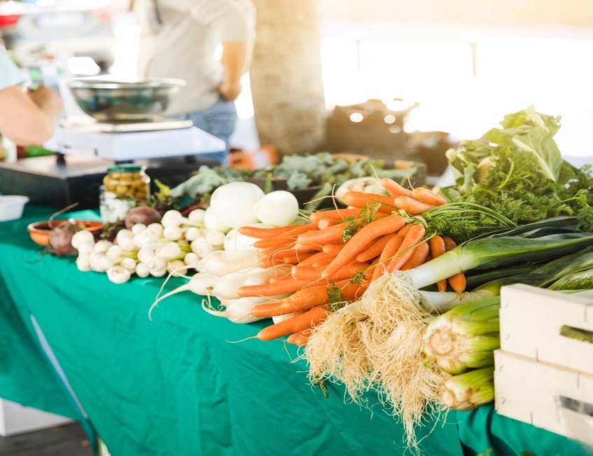 albal-legumes-frais-sur-un-marche-plein-air-content