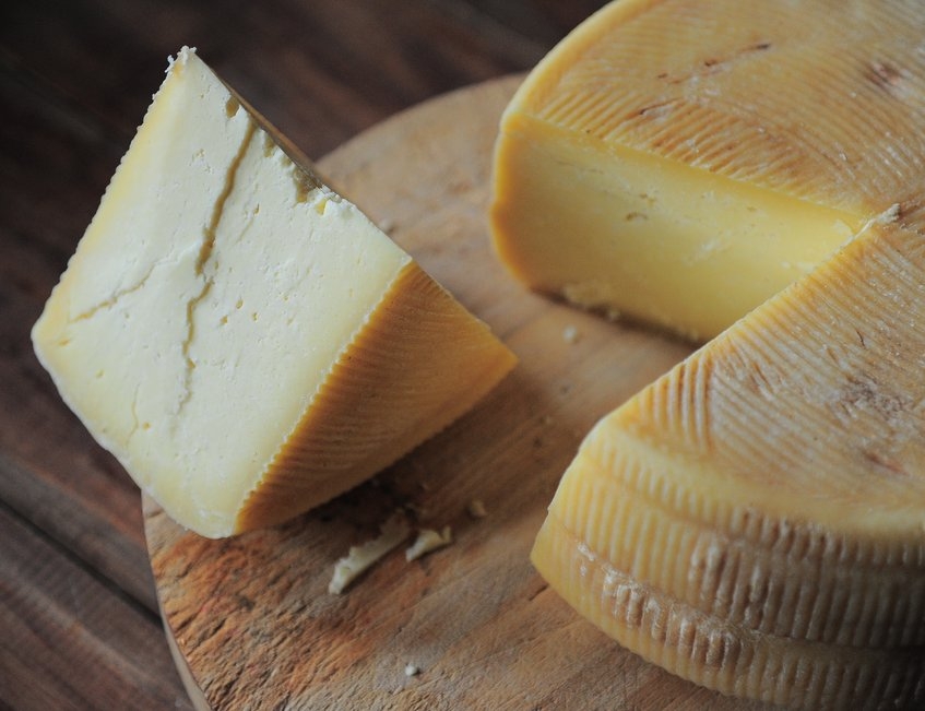 albal-morceau-fromage-sur-table-bois-content