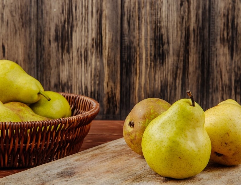 albal-poires-dans-panier-sur-table-en-bois-content