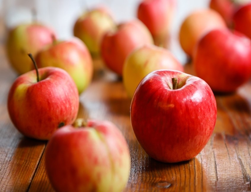 albal-pomme-rouge-et-jaune-dans-panier-content