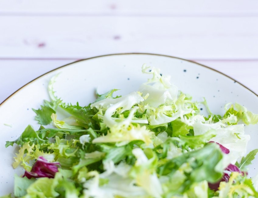 albal-salade-verte-sur-assiette-content