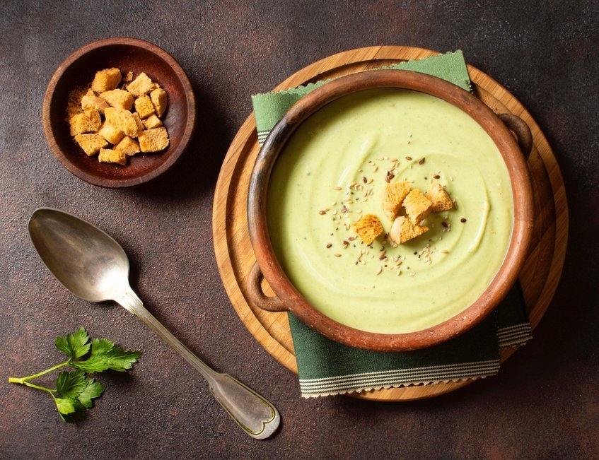 albal-soupe-verte-dans-bol-avec-croutons-content