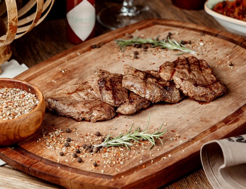 albal-steak-grille-sur-planche-bois-content