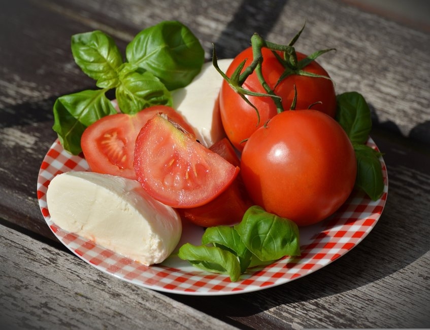 albal-tomates-et-mozzarella-sur-assiette-content