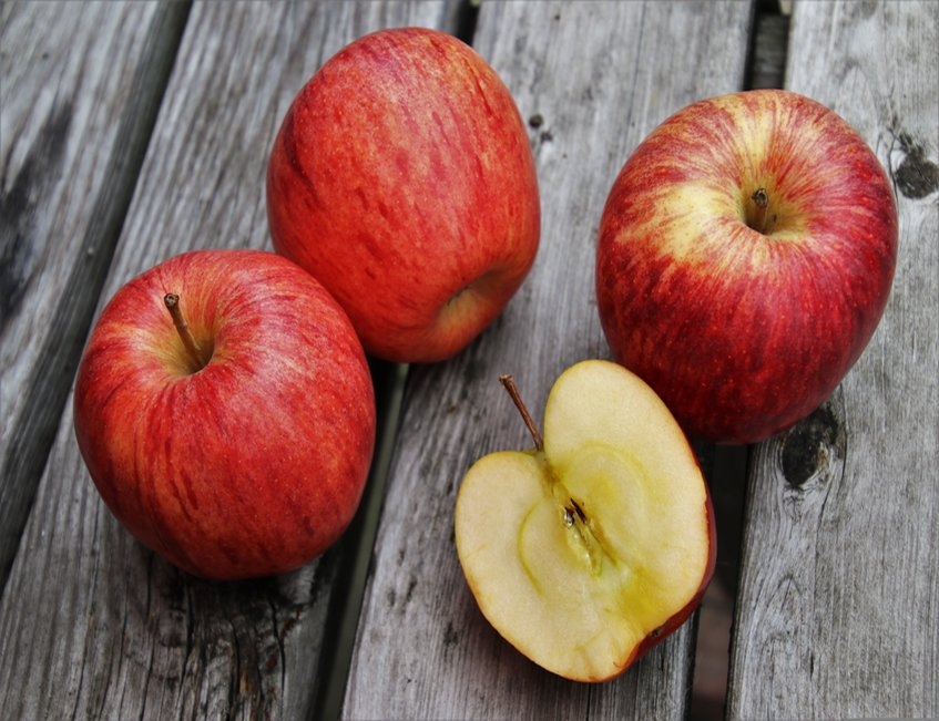 albal-trois-pommes-rouges-sur-bois-content